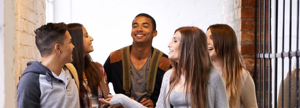 estudiantes en un campus universitario